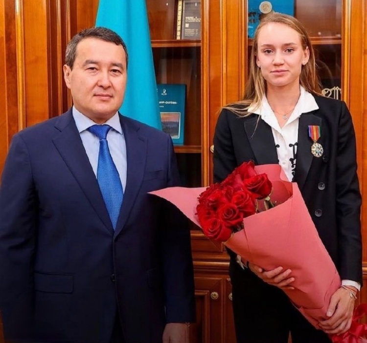 狼堡官方：中国U-16在球队基地完成首训，晚上还去看了德甲157.